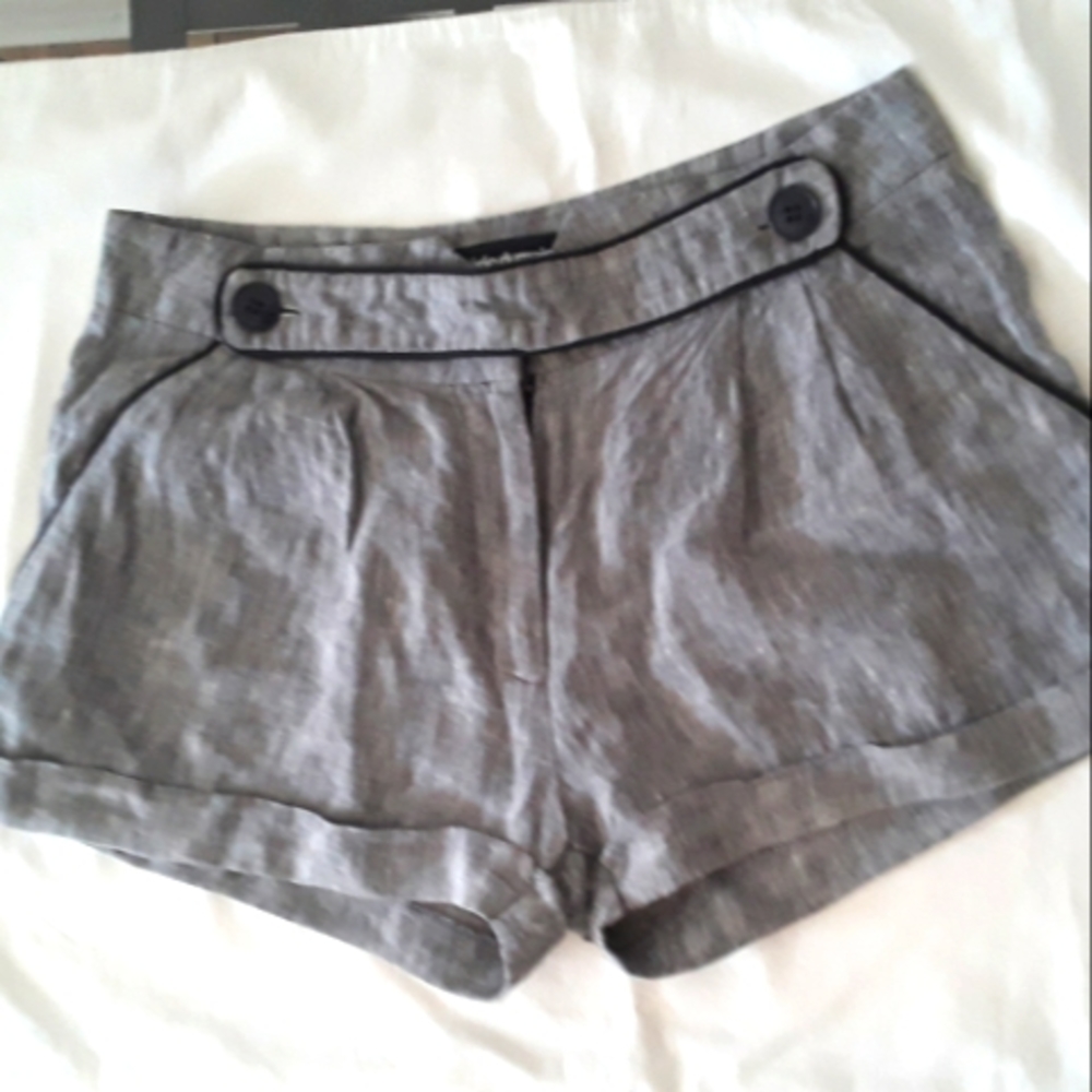 Made in Canada Size S (US 4) Unique 100% Linen shorts with black piping accents
